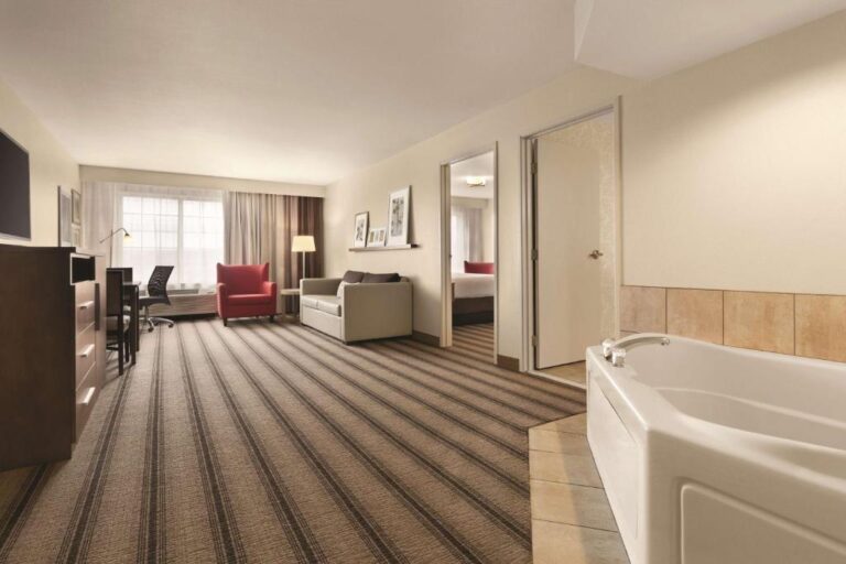 Country Inn & Suites - Premium King Suite with Whirlpool