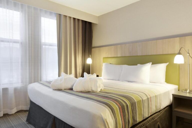 Country Inn & Suites by Radission - Premium King Suite