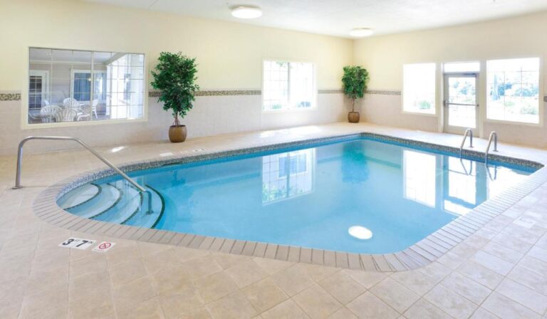 Country Inn & Suites by Radisson - Pool Area