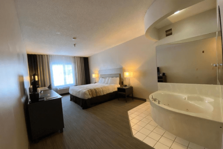 Country Inn & Suites by Radisson - Room with Spa Bath
