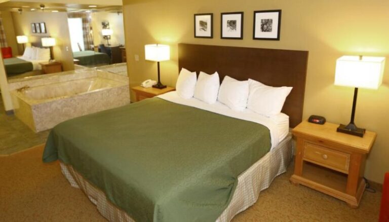 Country Inn and Suites by Radisson -King Studio Suite with Whirlpool