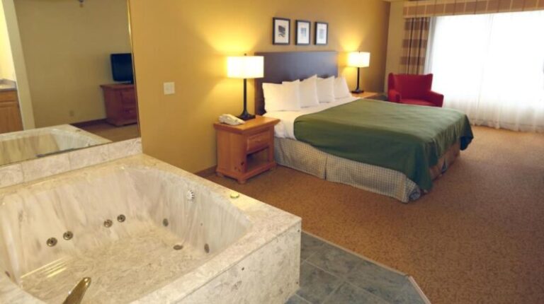Country Inn and Suites by Radisson -King Studio Suite with Whirlpool 2