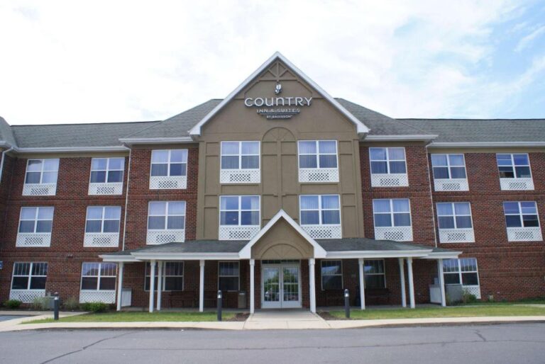 Country Inn and Suites in Lansing City