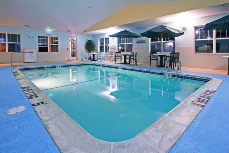 Country Inn and Suites in Lansing City pool area