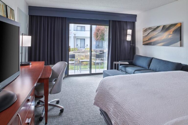 Courtyard by Marriott Detroit Troy - king room