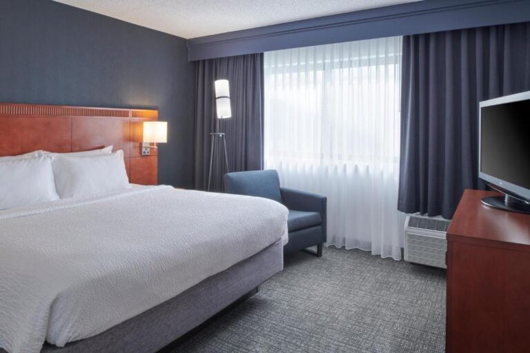 Courtyard by Marriott Detroit Troy - king suite