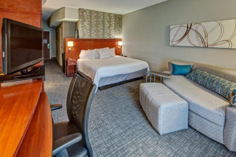 Courtyard by Marriott - Standard Room with King-Size Bed