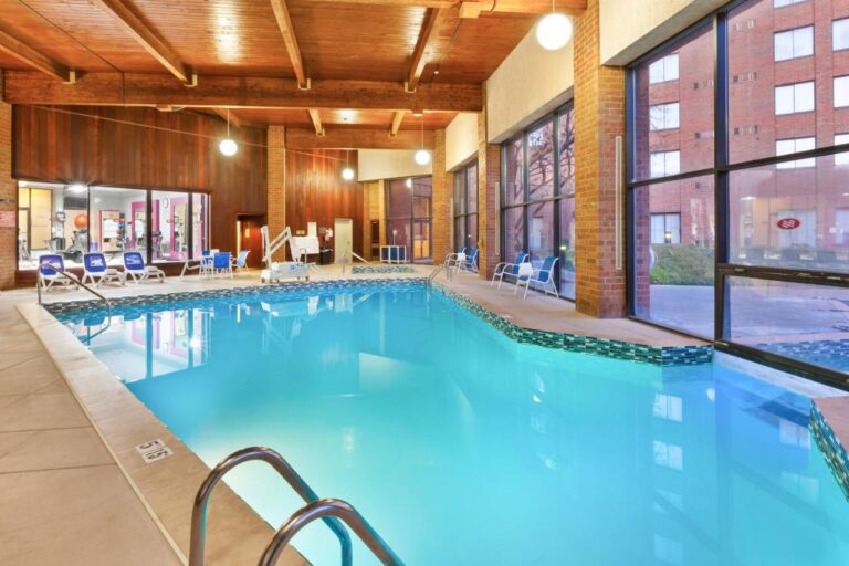 Crowne Plaza Columbus North - Worthington indoor pool
