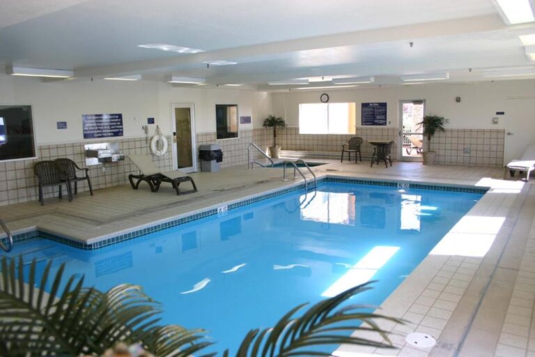 Crystal Inn Hotel - Indoor Pool with Hot Tub