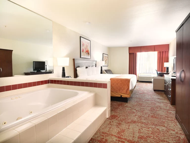 Crystal Inn Hotel & Suites Salt Lake City jetted tub in suite