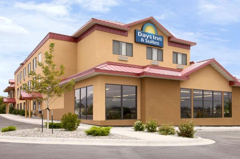 Days Inn & Suites - Front View