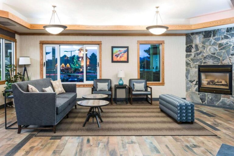 Days Inn & Suites - Lobby