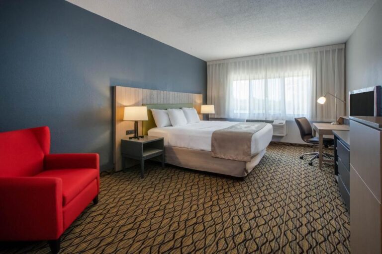Days Inn & Suites by Wyndham near Macomb - king suite with kitchenette