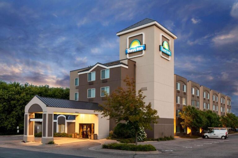 Days Inn by Wyndham - Front View