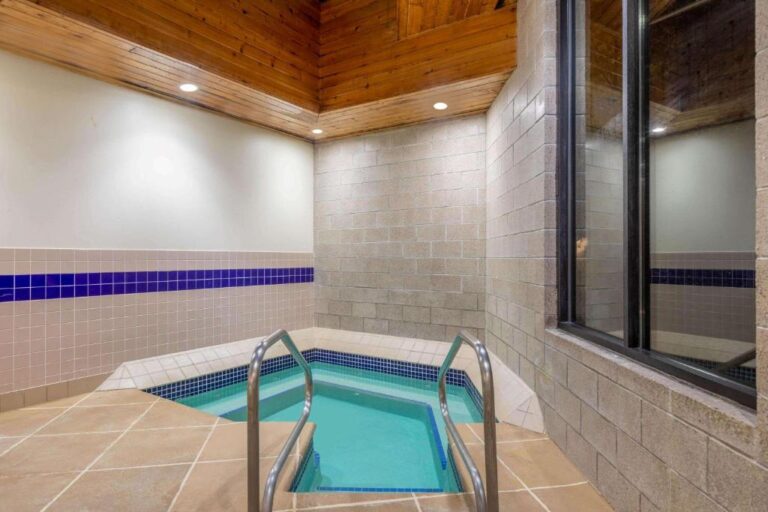 Days Inn by Wyndham - Hot Tub Area