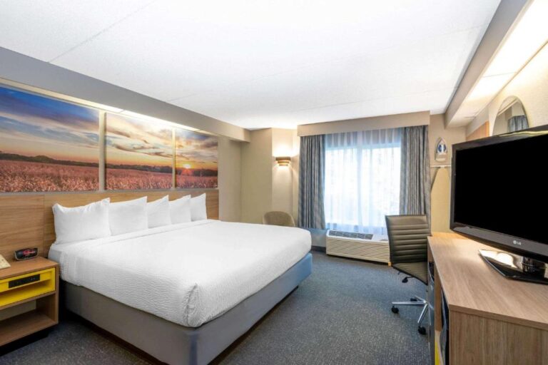 Days Inn by Wyndham - King Suite