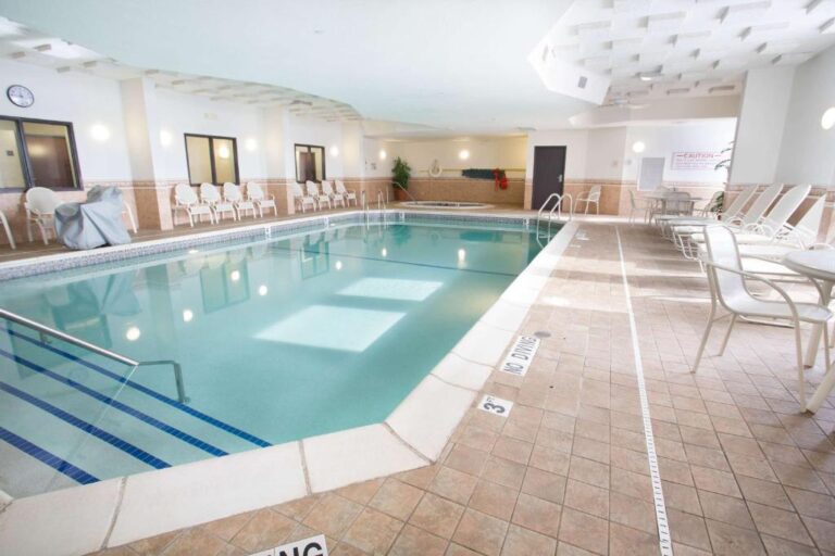 Drury Inn & Suites - pool area