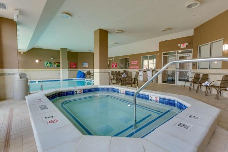Drury Plaza Hotel - Hot Tub Area