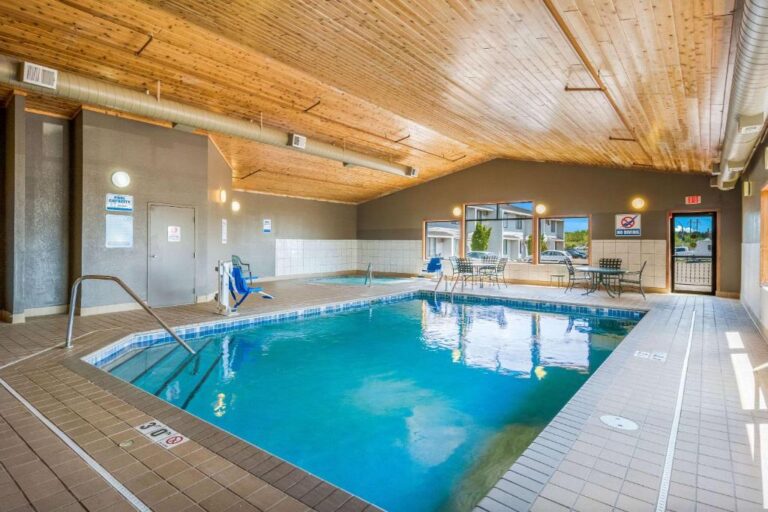 Econo Lodge Duluth - Pool Area