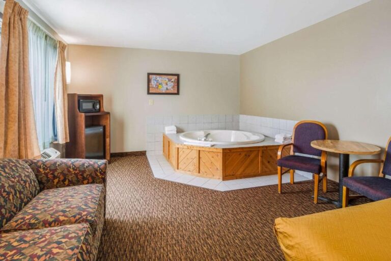 Econo Lodge Duluth - Room with Hot Tub