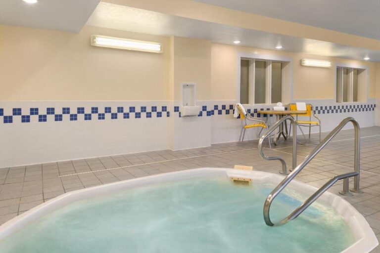 Fairfield Inn & Suites Minneapolis - Pool Area with Hot Tub