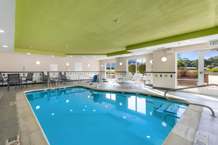 Fairfield Inn & Suites - Pool Area