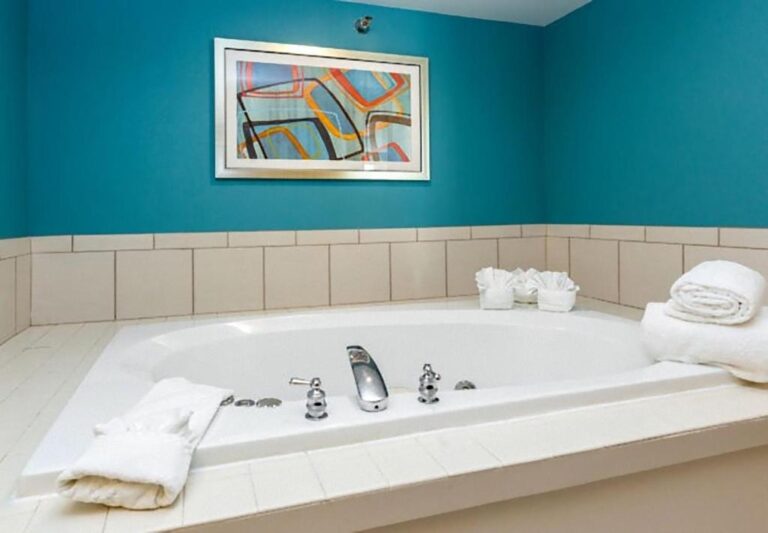 Farfield Inn & Suites - Room with spa bath