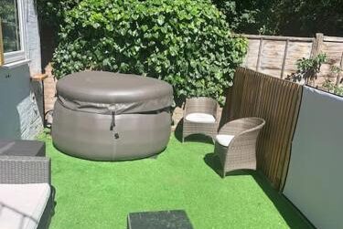 Garden Flat - One Bedroom Apartment with Hot Tub