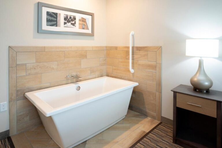Grand Stay Hotel & Suites - Studio with Spa Tub