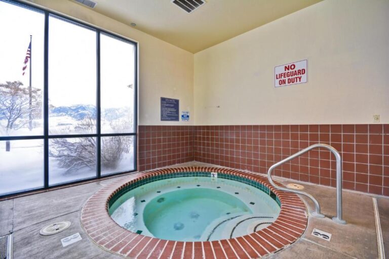 Hampton Inn Bozeman - Hot Tub Area