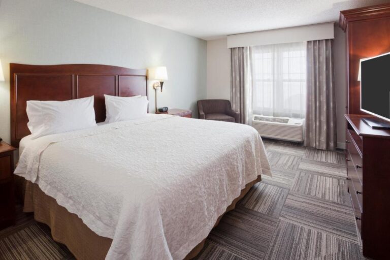 Hampton Inn Duluth - King Suite with Whirlpool and Lake View