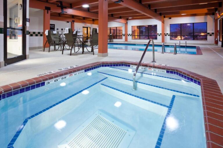 Hampton Inn Minneapolis - Pool and Hot Tub Area