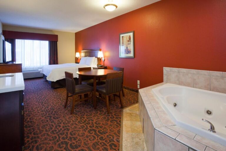 Hampton Inn Minneapolis - Room with Hot Tub