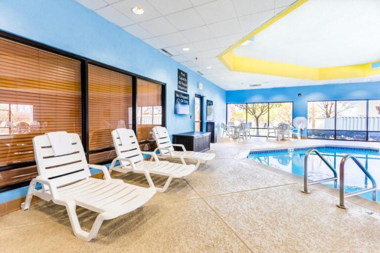 Hampton Inn - Pool Area