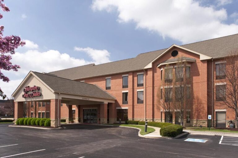 Hampton Inn & Suites - Front View
