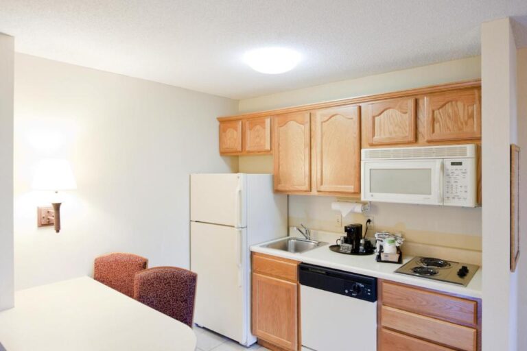 Hampton Inn & Suites - Non-Smoking Room with Whirlpool Tub 2