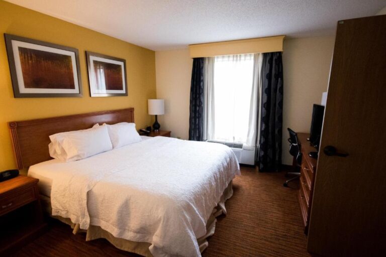 Hampton Inn & Suites - Non-Smoking Room with Whirlpool Tub