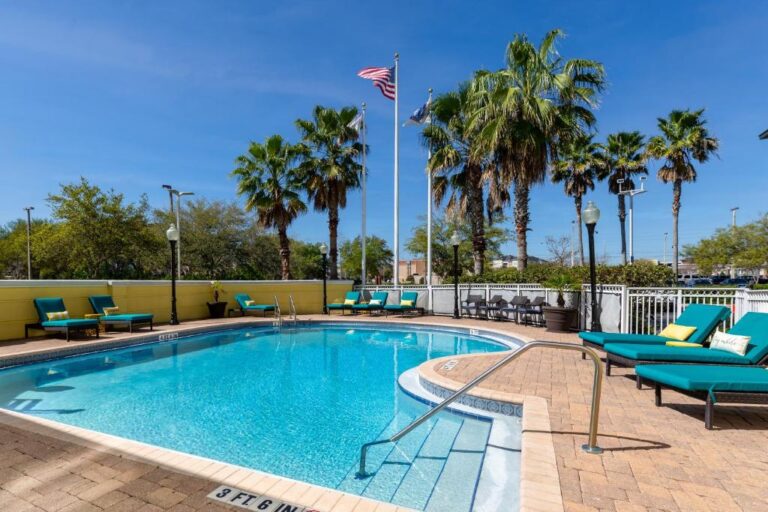 Hapton Inn & Suites Jacksonville - Pool Area