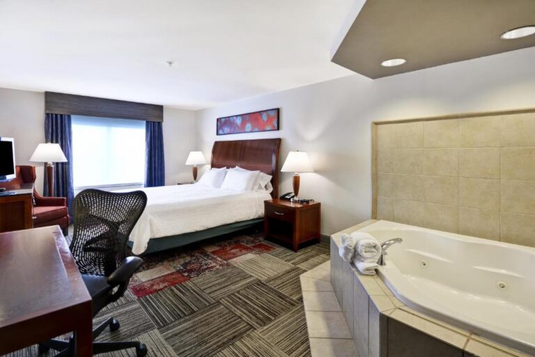 Hilton Garden Inn Gulfport - King Room with Whirlpool