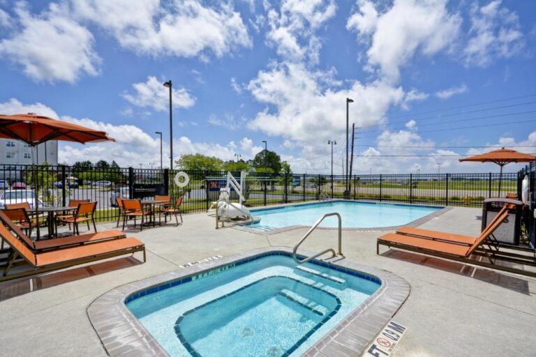 Hilton Garden Inn Gulfport - Outdoor Pool Area with Hot Tub