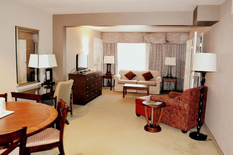 Holiday Inn Express - Executive King Suite