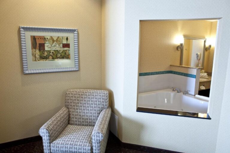 Holiday Inn Express Hotel & Suites - King Room with Spa Bath