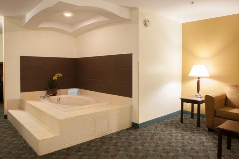 Holiday Inn Express Hotel - room with hot tub