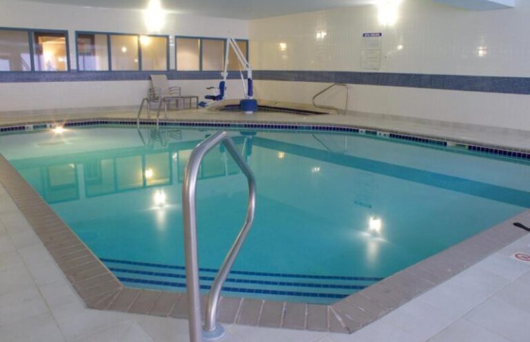 Holiday Inn Express - Pool Area