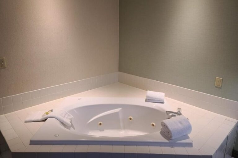 Holiday Inn Express - Room with Whirlpool Tub