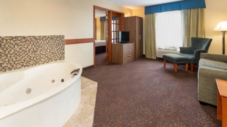 Holiday Inn Express St. Pauls - One Bedroom King Suite with Spa Bath