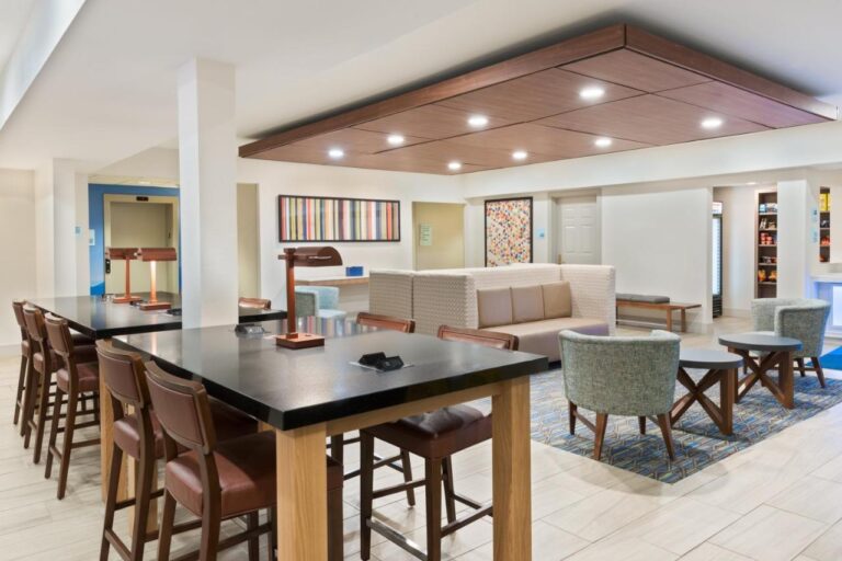 Holiday Inn Express & Suites - Columbus Airport East 3