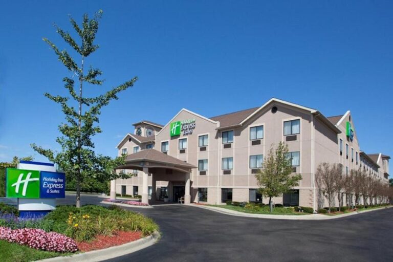 Holiday Inn Express & Suites - Front View