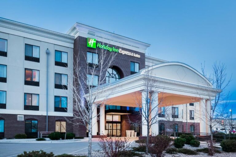 Holiday Inn Express and Suites - Front View