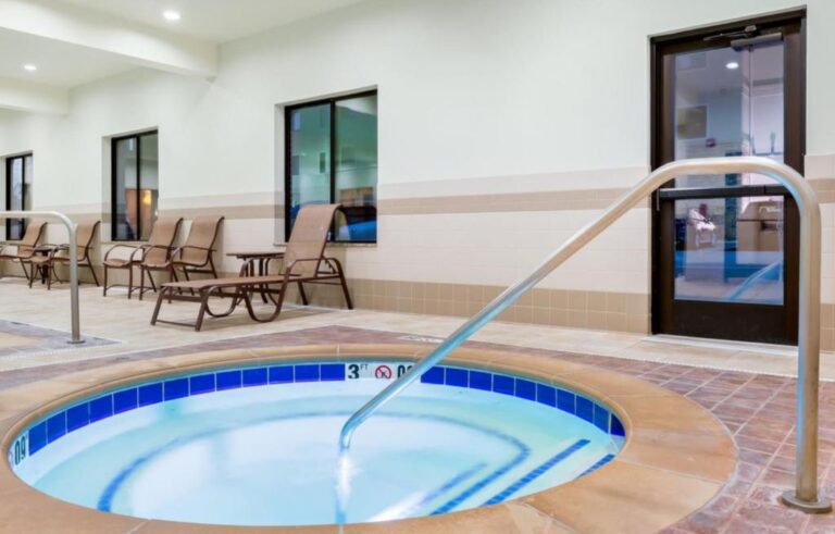 Holiday Inn Express and Suites - Hot Tub Area